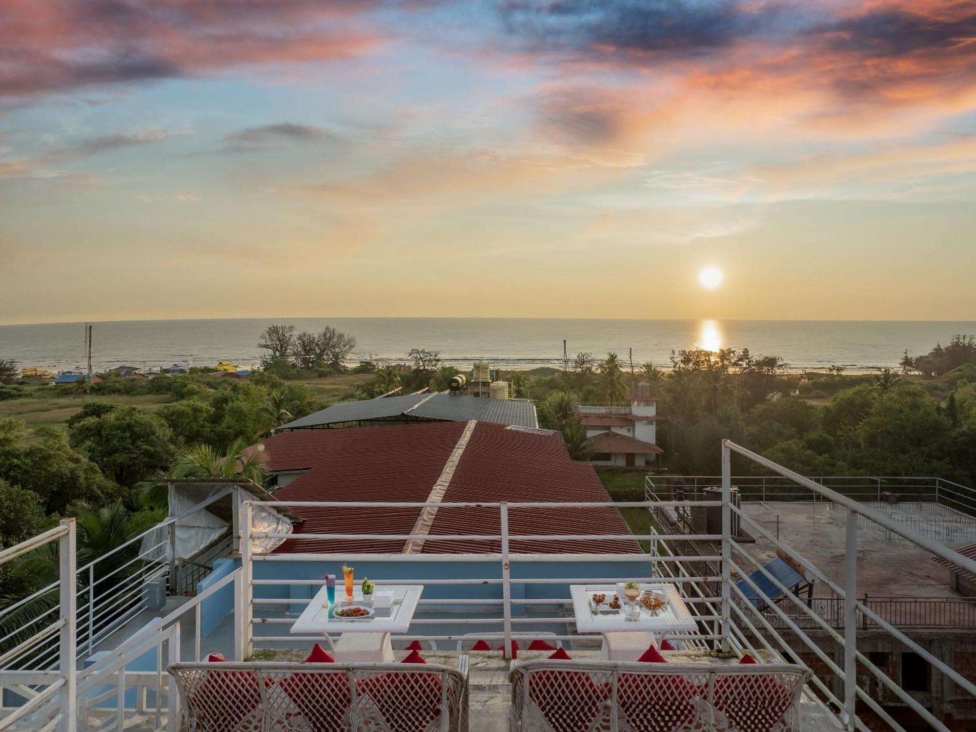 Готель Echor Samara Morjim Goa Sea View Restro Екстер'єр фото